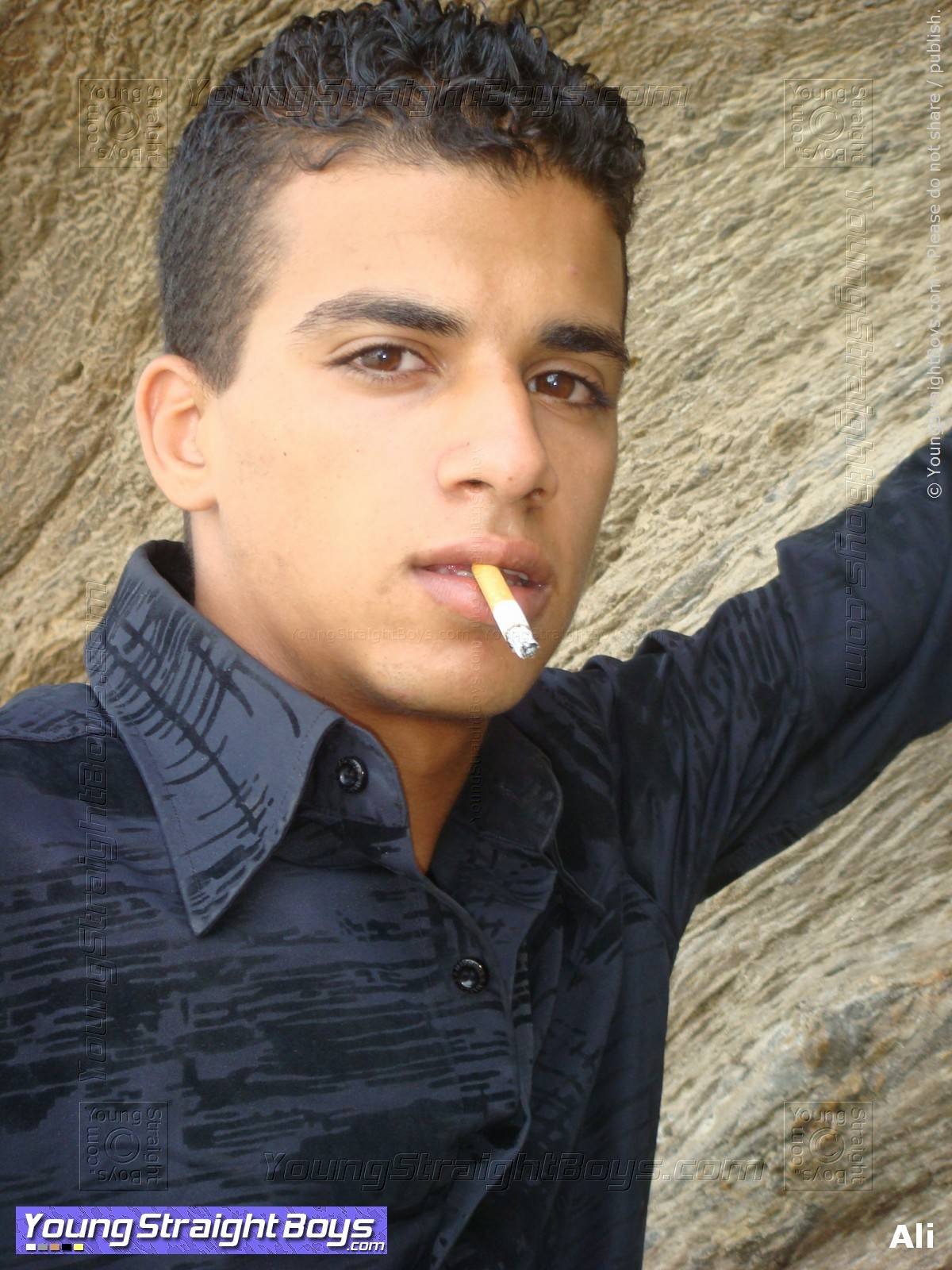 Ansiktsbild av skurk arabisk hetero ung man Ali som röker en cigarett (under en fotosession på stranden, innan sexpasset på hotellrummet där jag kunde suga honom)
