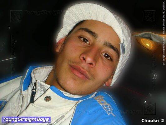 Choukri, hete sexy str8 Arabische tienerjongen die lacht in een auto voordat ik hem aftrek en zijn harde lul zuig