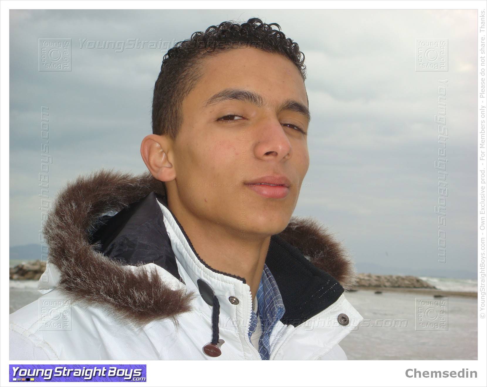 Chemsedin en la playa, un apuesto joven árabe str8 que podría chupar :-)